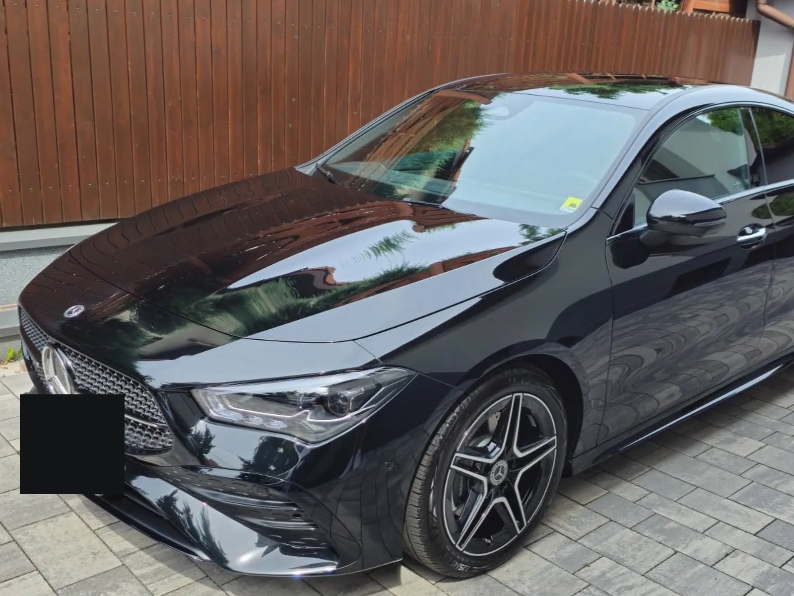 Czarny Mercedes CLA po korekcie lakieru i powłoce grafenowej, ujęcie z przodu